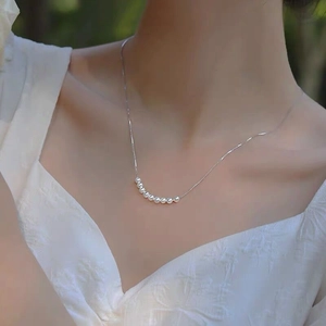 Élégant collier en argent sterling S925 avec neuf perles délicates sur chaîne fine