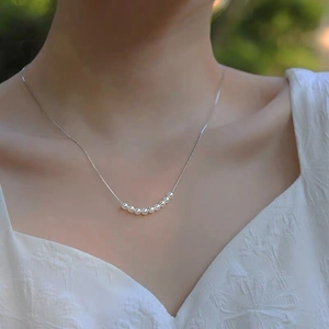 Collier minimaliste en argent sterling S925 avec neuf perles lustrées sur une chaîne fine