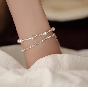 Nahaufnahme des doppelreihigen S925 Silberarmbands mit eleganten Perlen und glänzenden Perlen