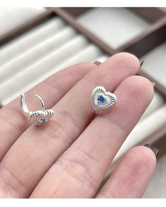 Détails de boucles d'oreilles cœur en argent S925 avec pierre bleue et textures fines