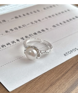 Dettaglio anello in argento S925 con perla d'acqua dolce e metallo con finitura martellata