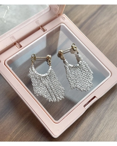 Détails de boucles d'oreilles pompons en argent S925 avec clous dorés en boîte rose