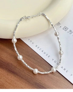 Detaillierte Makroansicht von S925 Silberperlenarmband mit weißen Perlen und verstellbarem Verschluss