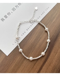 Makroaufnahme von S925 Silberarmband mit unregelmäßigen Perlen und Herzanhänger