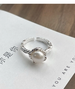 Dettaglio dell'anello in argento S925 con texture irregolare e perla d'acqua dolce tonda