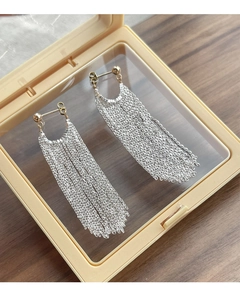 Gros plan détaillé des boucles d'oreilles pampilles en argent S925 avec perles dorées