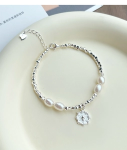 Dettaglio macro del bracciale in argento S925 con perle d'acqua dolce e ciondolo a cuore