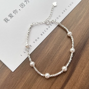 Elegantes S925 Sterlingsilber Perlenarmband mit unregelmäßigen Silberperlen auf Holz
