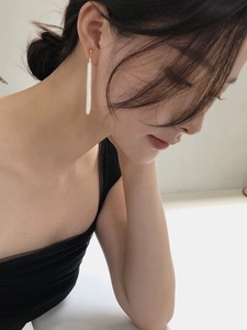 Gros plan de boucles d'oreilles pendantes en argent S925 portées par un mannequin