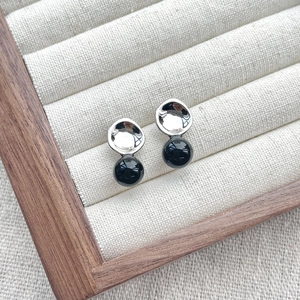 Minimalist S925 silver stud earrings featuring black agate beads and concave metal discs