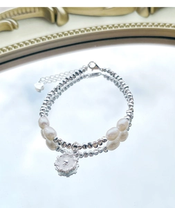 Dettaglio del bracciale in argento S925 con perle d'acqua dolce e ciondolo a forma di cuore