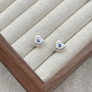 Boucles d'oreilles cœur en argent S925 avec pierre bleue et texture en boîte à bijoux