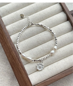 Dettaglio del ciondolo a cuore in argento S925 e perle d'acqua dolce su bracciale