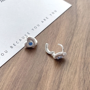 Boucles d'oreilles cœur en argent S925 avec texture verticale et pierre centrale bleue