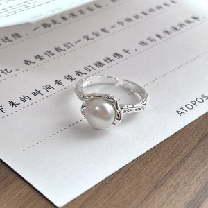 Anello aperto in argento S925 con texture irregolare e perla d'acqua dolce bianca tonda