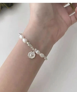 Dettaglio del bracciale in argento S925 con perle barocche e ciondolo a cuore elegante