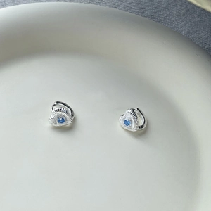 Boucles d'oreilles cœur en argent S925 avec pierre bleue et texture nervurée sur plateau