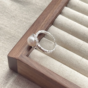 Anello in argento sterling S925 con texture martellata e elegante perla d'acqua dolce bianca