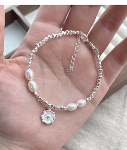 Dettaglio del bracciale di perle in argento S925 con perle d'acqua dolce e ciondolo cuore