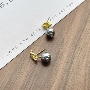 Elegant S925 silver gold knot earrings with grey pearls on a minimalist card