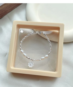 Vista macro dettagliata di perle in argento S925 e perle d'acqua dolce su elegante bracciale