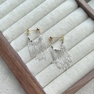 Boucles d'oreilles élégantes en argent S925 avec clous dorés et design de chaînes frangées