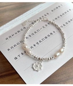 Dettaglio del bracciale di perle in argento S925 con perle d'acqua dolce e ciondolo cuore
