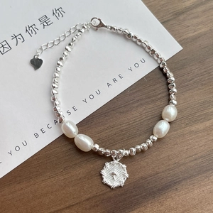 Elegante bracciale in argento S925 con perle d'acqua dolce e ciondolo a cuore su carta