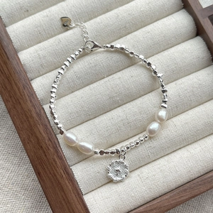 Bracciale in argento sterling S925 con perle d'acqua dolce e ciondolo a cuore su vassoio