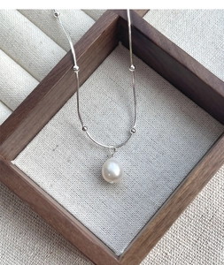 Détail du collier chaîne serpent en argent S925 avec perle d'eau douce et billes