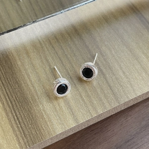 Minimalist S925 sterling silver stud earrings with black agate and twisted rope border
