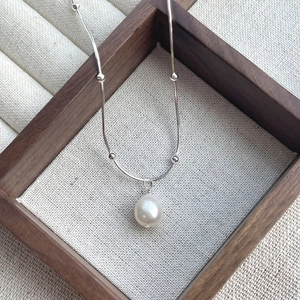 Élégant collier en argent S925 avec perle d'eau douce ronde sur une chaîne serpent à perles