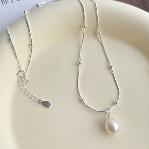 Collier élégant en argent sterling S925 avec perle d'eau douce et petites billes fines