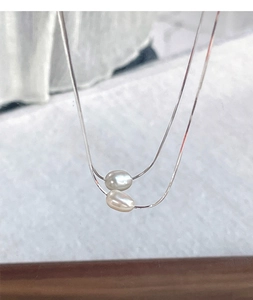 Dettaglio di due collane in argento sterling S925 con perle d'acqua dolce naturali