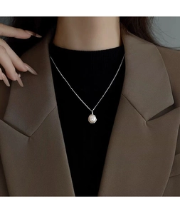 Elegant S925 silver necklace with single freshwater pearl on brown blazer model