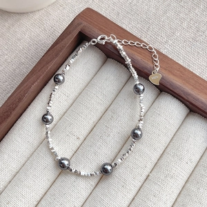 Elegant S925 silver bracelet with gray pearls and heart charm in a jewelry box