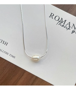 Dettaglio di ciondolo con perla d'acqua dolce su catenina in argento S925