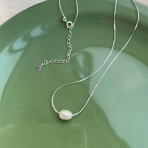 Elegante collana in argento sterling S925 con catena a serpente e perla d'acqua dolce