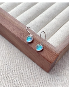 Detalle de los pendientes de corazón en plata S925 con piedras de luna azuladas