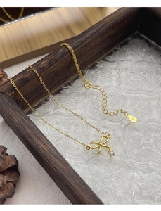 Détail du collier noeud doré avec zircon rond et poinçon en argent S925 poli
