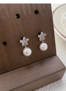 Macro di orecchini a fiore in argento S925 con elegante pendente in perla bianca naturale