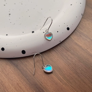 Pendientes de corazón en plata de ley S925 con piedra de luna y brillo irisado