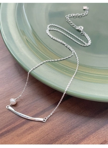 Detailed view of S925 silver necklace with Freedom bar and glossy freshwater pearl