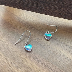 Elegantes pendientes de corazón en plata S925 con efectos de piedra de luna irisada