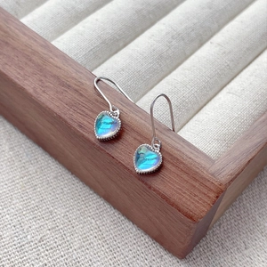 Pendientes de corazón en plata S925 y piedra de luna con elegante brillo irisado