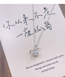 Détail macro du collier nœud en argent S925 avec un grand oxyde de zirconium rond