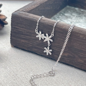 Elegant S925 sterling silver snowflake pendant necklace with sparkling zircon stones