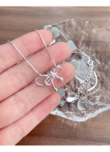 Vue détaillée du pendentif nœud en argent S925 et de la chaîne serpent élégante