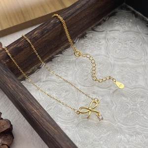 Élégant collier nœud en argent S925 plaqué or avec pendentif rond en zircone cubique
