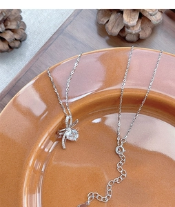 Détail du collier noeud en argent S925 avec un grand diamant central étincelant